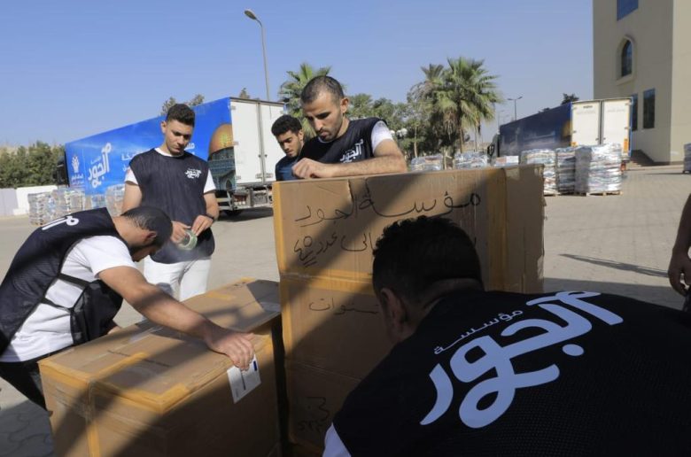 مؤسسة الجود تطلق قافلتي مساعدات إغاثية لأهالي غزة.. وتستهدف تجهيز 20 شاحنة