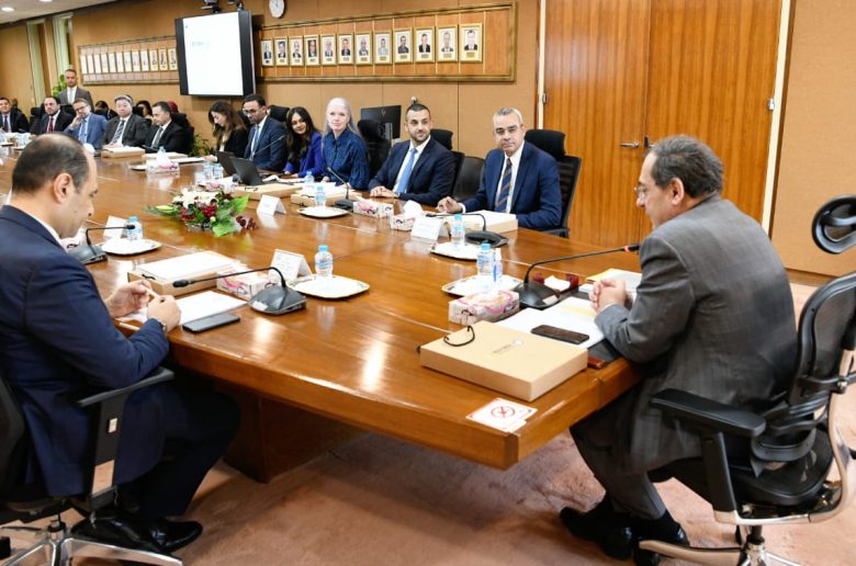 جانب من اجتماع اللجنة المنظمة