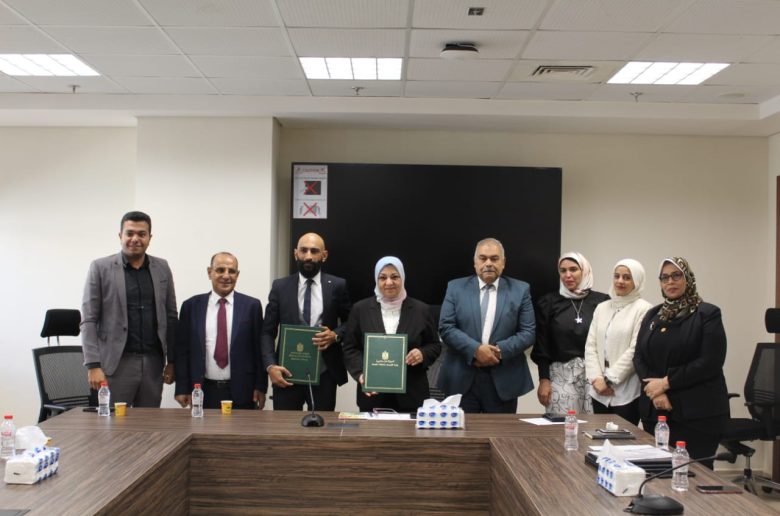 جانب من عمليات التوقيع