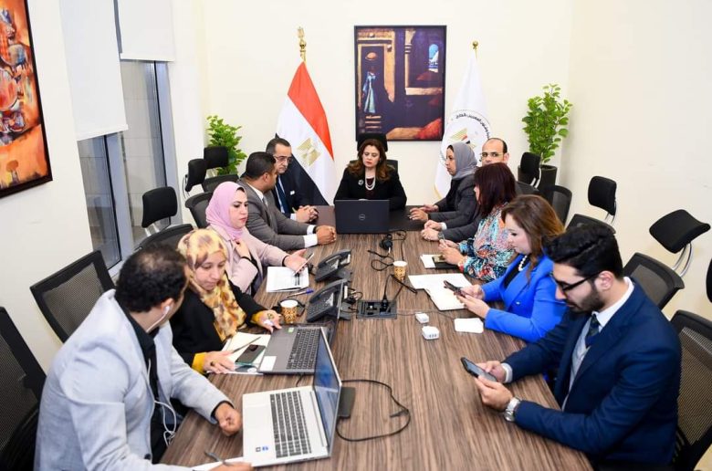 وزيرة الهجرة تتفقد غرفة عمليات الوزارة لمتابعة العملية الانتخابية حول العالم