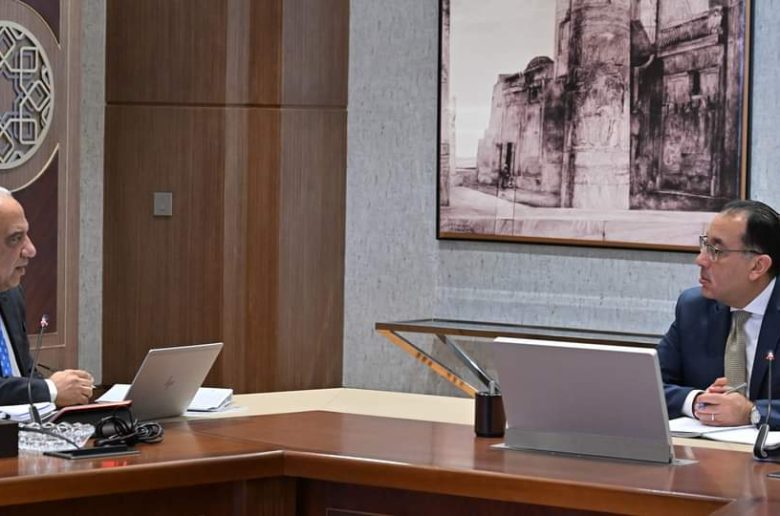 الحكومة تستعرض موقف المشروع القومي لتطوير صناعة الغزل والنسيج