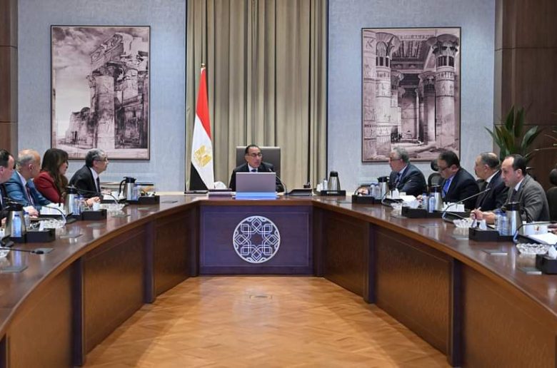 رئيس الوزراء يتابع موقف تخصيص أراضي مشروعات إنتاج الهيدروجين الأخضر