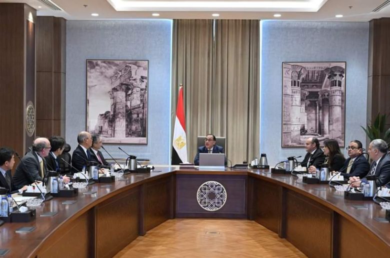 رئيس الوزراء يستعرض موقف أكبر مصنع للضفائر الكهربائية بالعالم