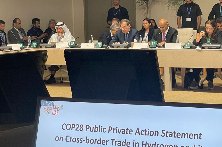 جانب من المائدة المستديرة