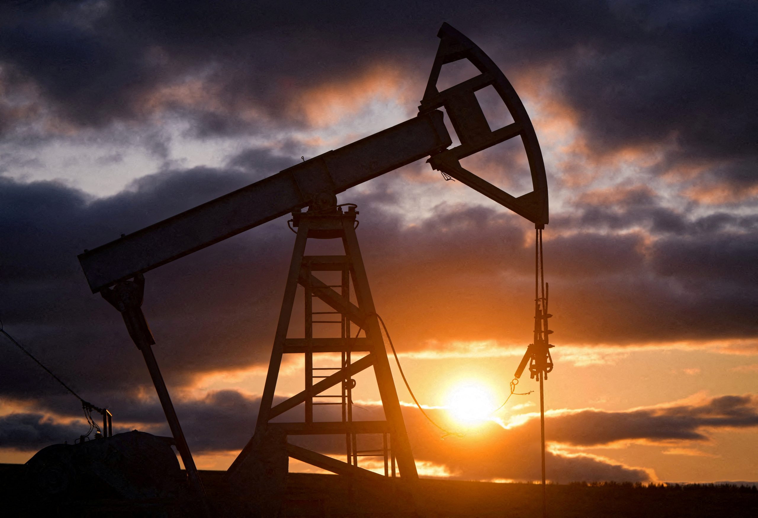 أسعار النفط تتراجع عند التسوية مع استئناف الحكومة الأميركية شراء احتياطيها الاستراتيجي 