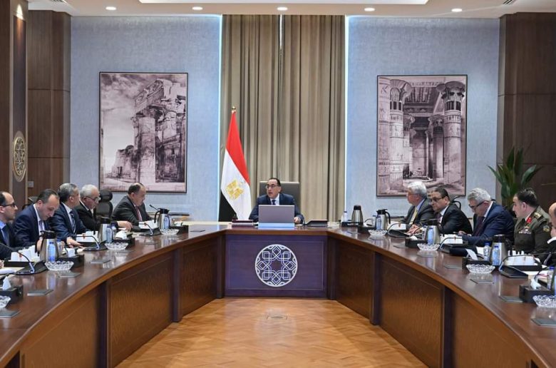 رئيس الوزراء يؤكد اهتمام الحكومة بقطاعي التعليم والصحة