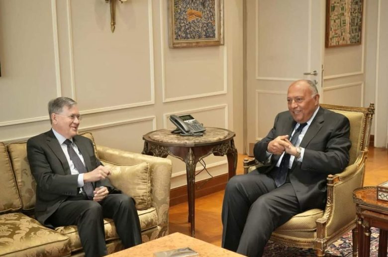 وزير الخارجية يطالب أمريكا والدول المانحة بالعدول عن قرار تعليق التمويل للأونروا