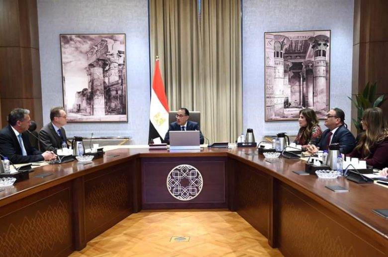 مرسيدس بنز تدرس فرص الاستثمار في مجال السيارات الكهربائية بمصر