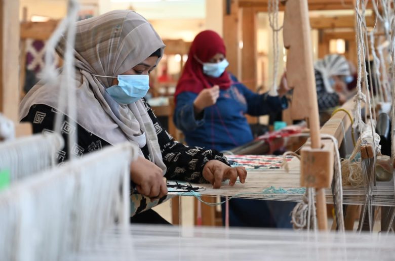 وزيرة التضامن تتفقد مشروع المجمع الصناعي للمرأة والشباب بالمعنا بمحافظة قنا