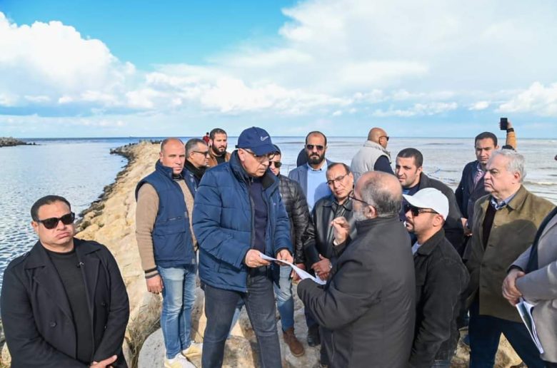 وزير الري يتفقد أعمال حماية مصب مصرف الغربية الرئيسي«كيتشنر»