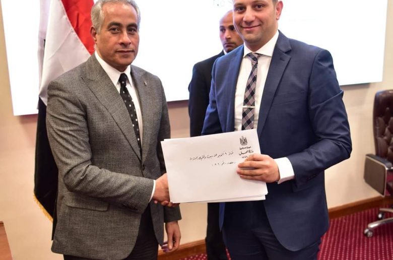 وزير العمل يسلم الدفعة الأولى من «التراخيص المؤقتة» لمراكز تدريب مهني