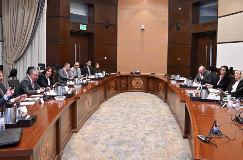 الحكومة تستعرض فرص التعاون الممكنة بمجال الهيدروجين الأخضر