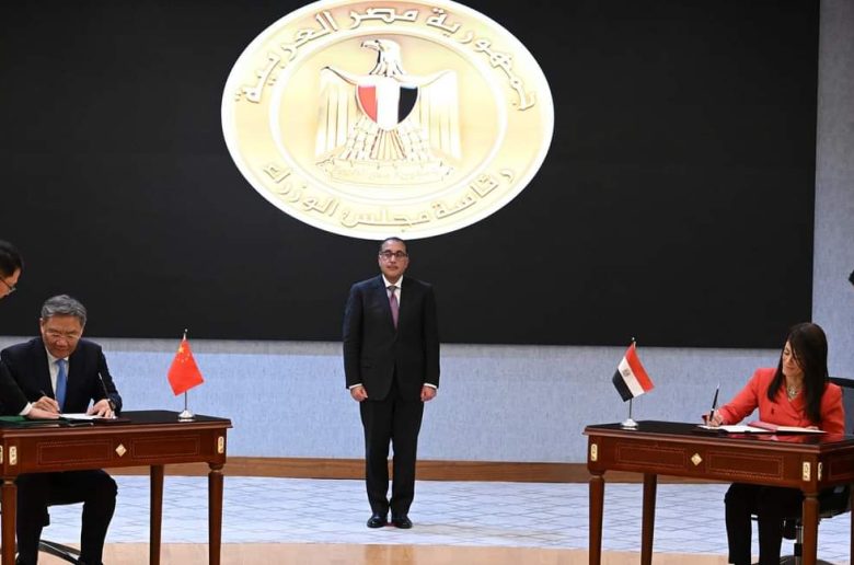 توقيع شهادة التسليم والتسلم الخاصة بمركز تجميع وتكامل واختبار الأقمار الصناعية