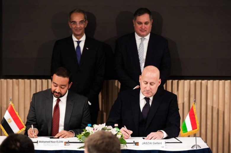 المصرية للاتصالات توقع اتفاقية لإنشاء كابل بحري يربط مصر بشرق ووسط أوروبا