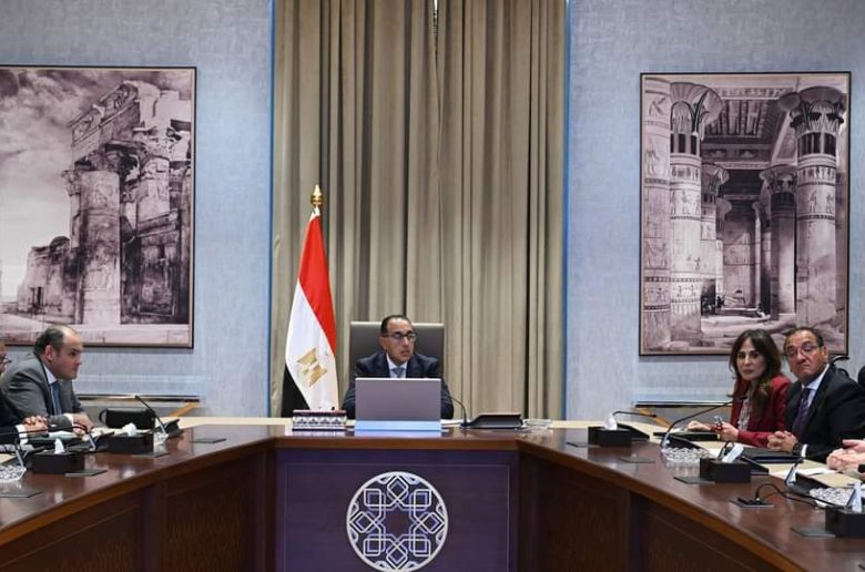 رئيس الوزراء يتابع موقف تطبيق منظومة الشحن المسبق
