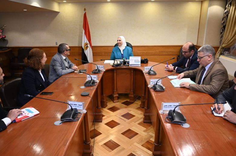 وزيرة التضامن تستعرض أوجه تطوير منظومة الكفالة وبرنامج فرصة للتمكين الاقتصادي