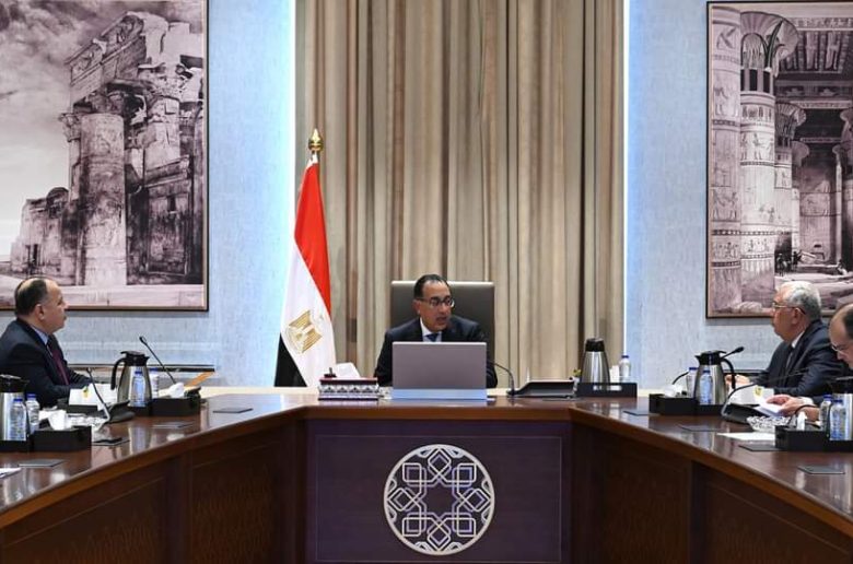 رئيس الوزراء يبحث سبل تشجيع صناعة الأسمدة للتوسع وزيادة حجم صادراتها