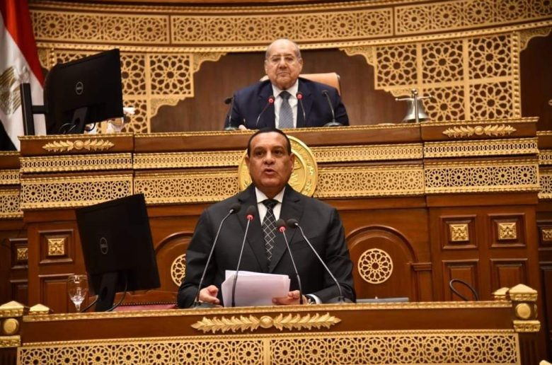 وزير التنمية المحلية يستعرض جهود توفير البنية التحتية للمناطق الصناعية