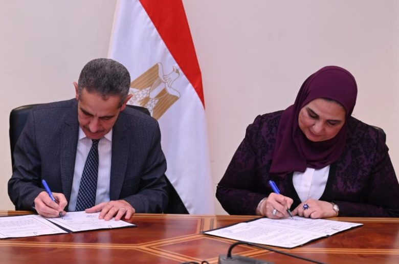 وزيرة التضامن ومحافظ الغربية يوقعان عقد تمليك مقر لبنك ناصر بمدينة طنطا