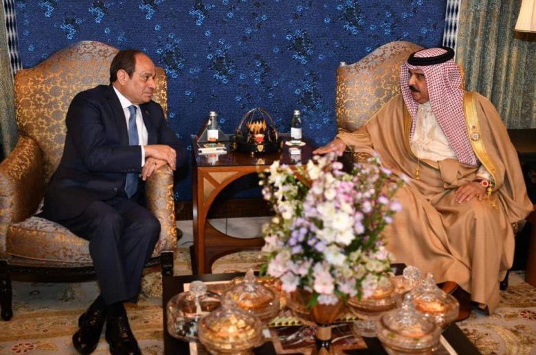 الرئيس السيسي يصل البحرين للمشاركة بمجلس جامعة الدول العربية غدا