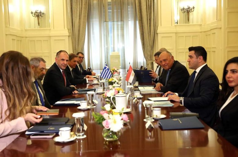 وزير الخارجية يجري مباحثات موسعة مع نظيره اليوناني في أثينا