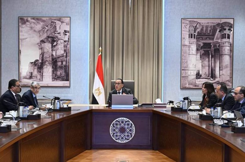 رئيس الوزراء يتابع خطط وزارة الكهرباء لتطوير الشبكات وتقليل نسبة الفاقد