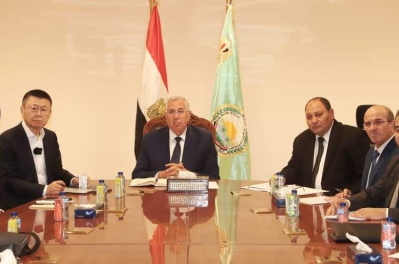 وزير الزراعة يبحث التعاون بمجال إنتاج الدواجن والأعلاف والأمصال مع شركات صينية