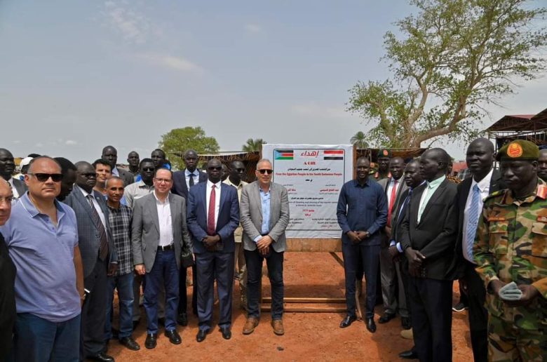 وزير الري ونظيره الجنوب سوداني يدشنان «مشروع أعمال التطهيرات بمجرى بحر الغزال»