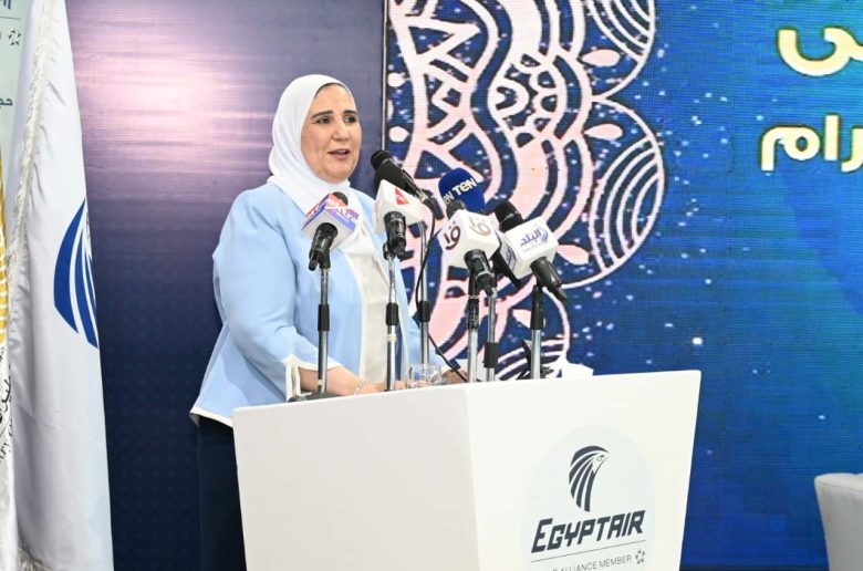 وزيرة التضامن تودع أفواج حجاج بيت الله الحرام من مطار القاهرة الدولي