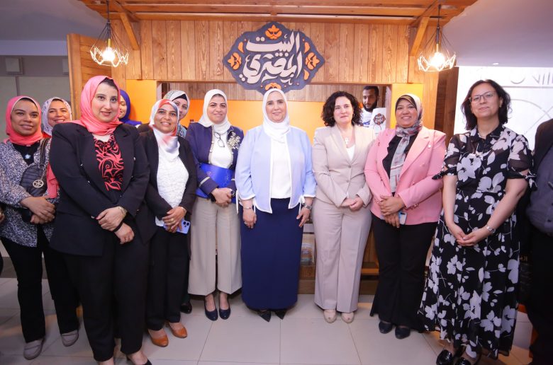وزيرة التضامن تطلق اسم «البيت المصري» على جميع مراكز خدمة المرأة العاملة