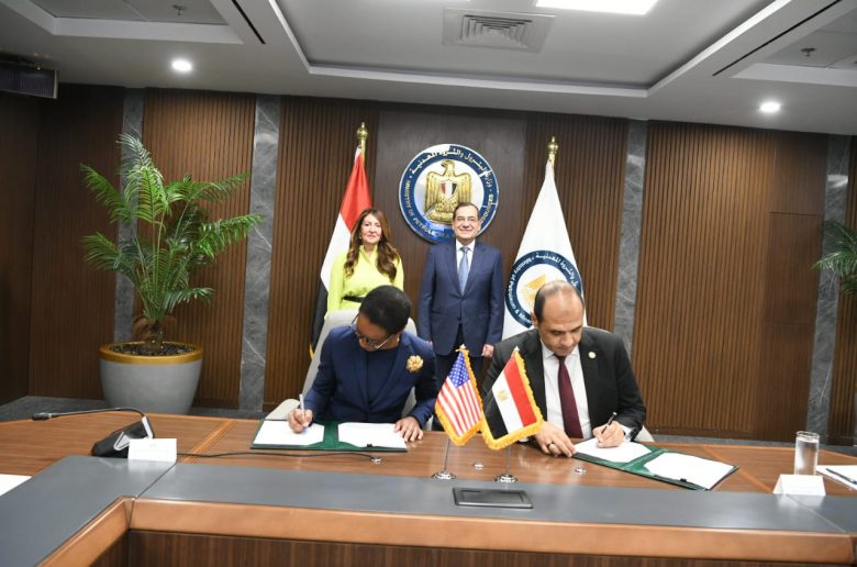 جانب من مراسم التوقيع