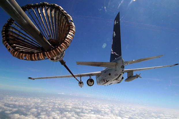 طائرة أثناء التزود بالوقود