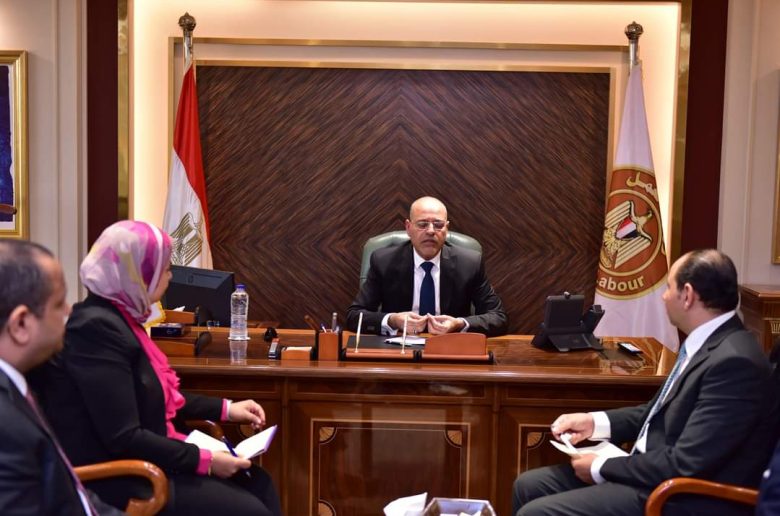 وزير العمل يعلن حصر العمالة غير المنتظمة بمواقع العمل وتقديم الخدمات للمستحقين