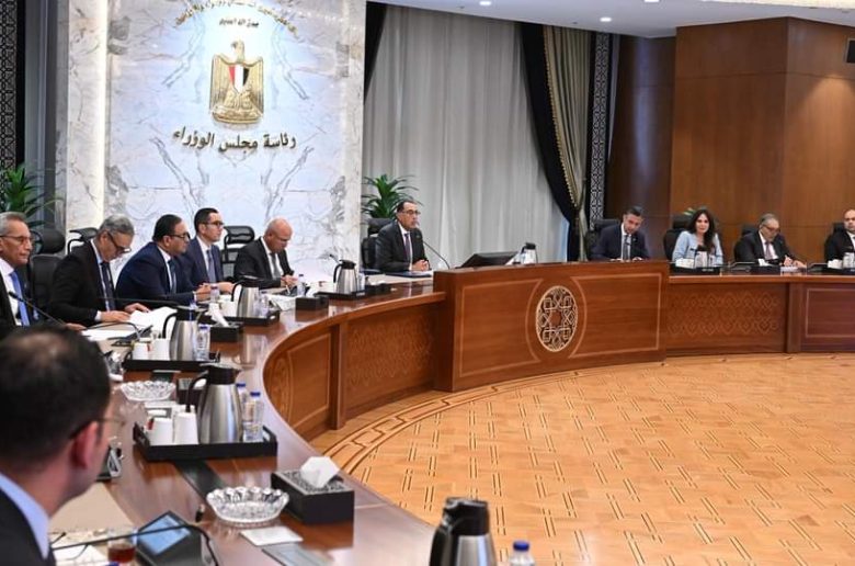رئيس الوزراء يؤكد على تكثيف العمل خلال الفترة المقبلة لزيادة نسب توافر السلع