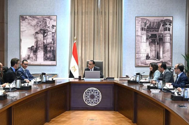 رئيس الوزراء يبحث التعاون بمجال الترويج وجذب الاستثمارات الأجنبية مع رئيس مجموعة «إنفورما»
