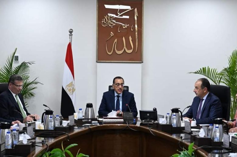 رئيس الوزراء يتابع موقف إنتاج الأسمدة بعد استئناف عمل المصانع