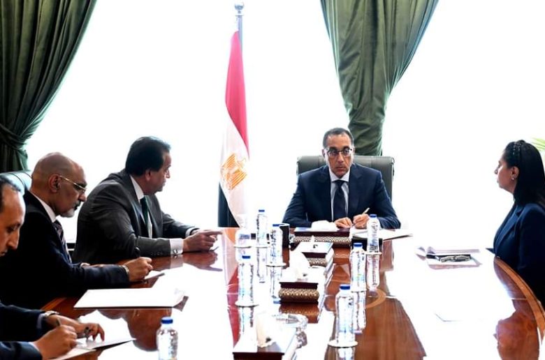 رئيس الوزراء يتابع تنفيذ ضم عمال البناء والتشييد وأسر تكافل وكرامة للتأمين الصحي