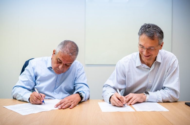 جانب من عمليات التوقيع