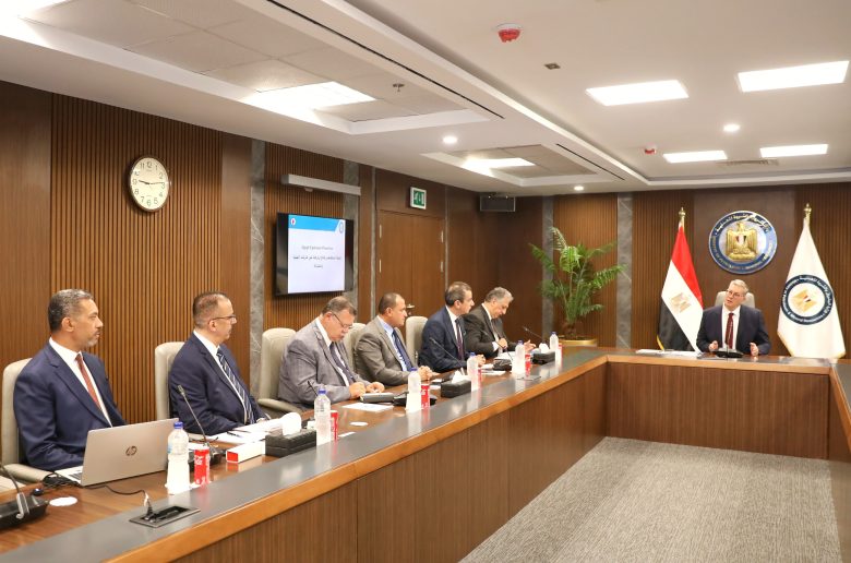 اجتماع وزير البترول بقيادات القطاع