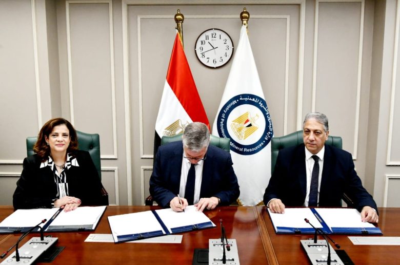 جانب من توقيع إحدى الاتفاقيات