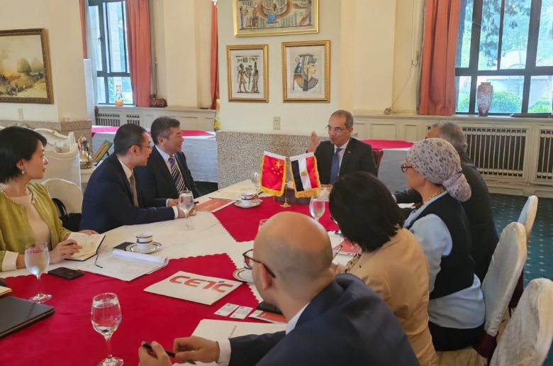 وزير الاتصالات يبحث مع رئيس Tsinghua Unigroup إنشاء مركز لتطوير أشباه الموصلات