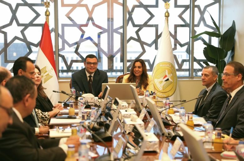 خلال اجتماع وزير الإسكان