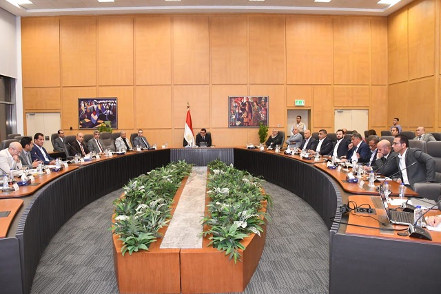 جانب من اجتماع وزير الإسكان