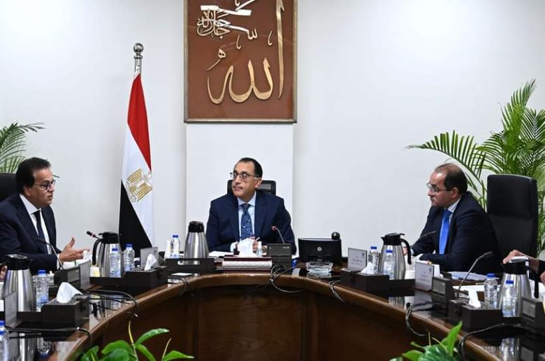 جانب من اجتماع رئيس الوزراء لاستعراض جهود الحكومة لتوفير الأدوية والمستلزمات الطبية المطلوبة