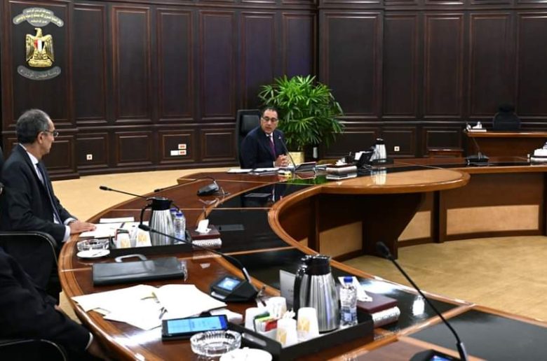رئيس الوزراء يتابع ملف توطين صناعة الهواتف المحمولة في مصر