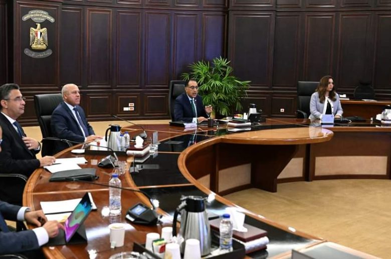 رئيس الوزراء يوجه بتوفير أماكن ثابتة طوال العام لعرض السلع بأسعار مناسبة