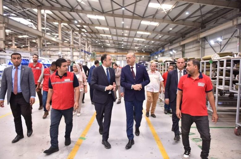 وزير العمل يتفقد عدد من المصانع في المنطقة الصناعية لمدينة بدر