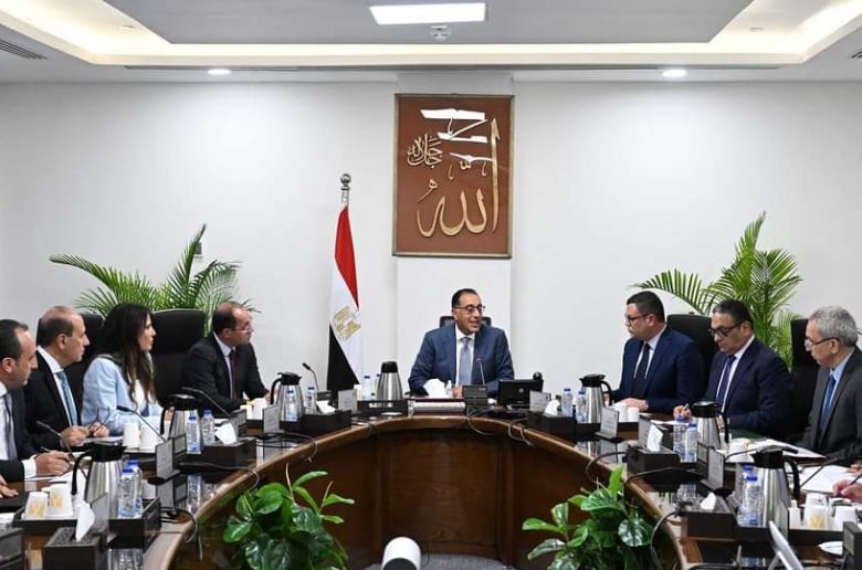 رئيس الوزراء يوجه بصرف تعويضات المتضررين من المحاور المرورية خلال 3 أشهر