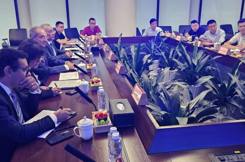 وزير الاتصالات يبحث مع شركات تصنيع هواتف صينية خططها للتوسع في مصر