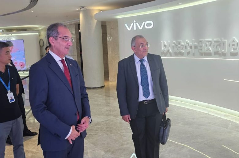وزير الاتصالات يبحث مع فيفو الصينية خطط التوسع في إنتاج الهواتف المحمولة في مصر